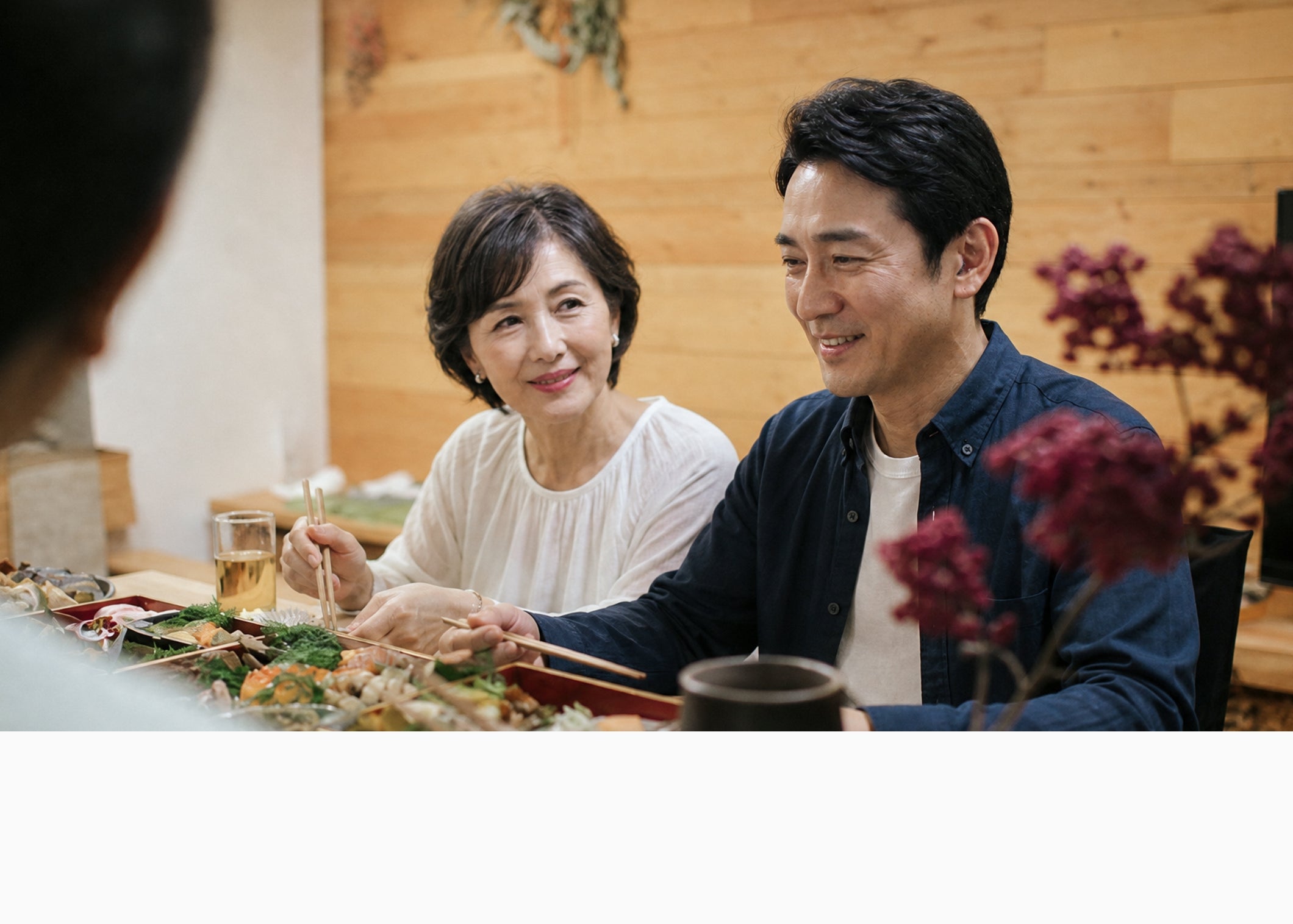 Cearvol(セアボル)Nanoの聴覚サポートで食事中の会話を楽しむ生活シーン画像