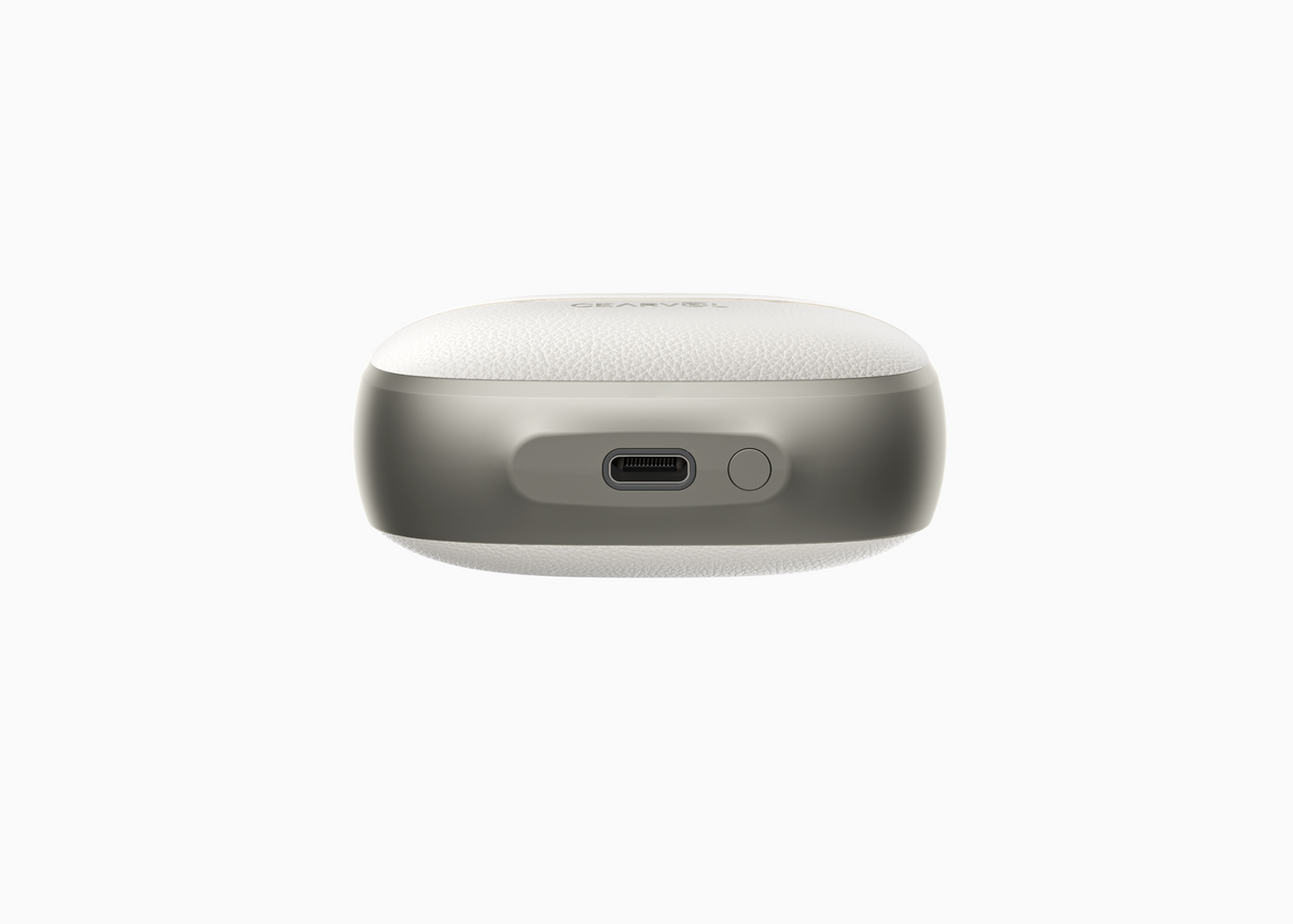 Cearvol集音器の白い充電ケース背面とUSB-Cポート