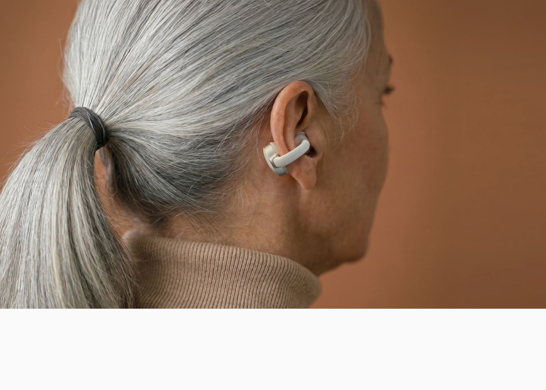 Cearvol集音器を装着した女性の耳元クローズアップ