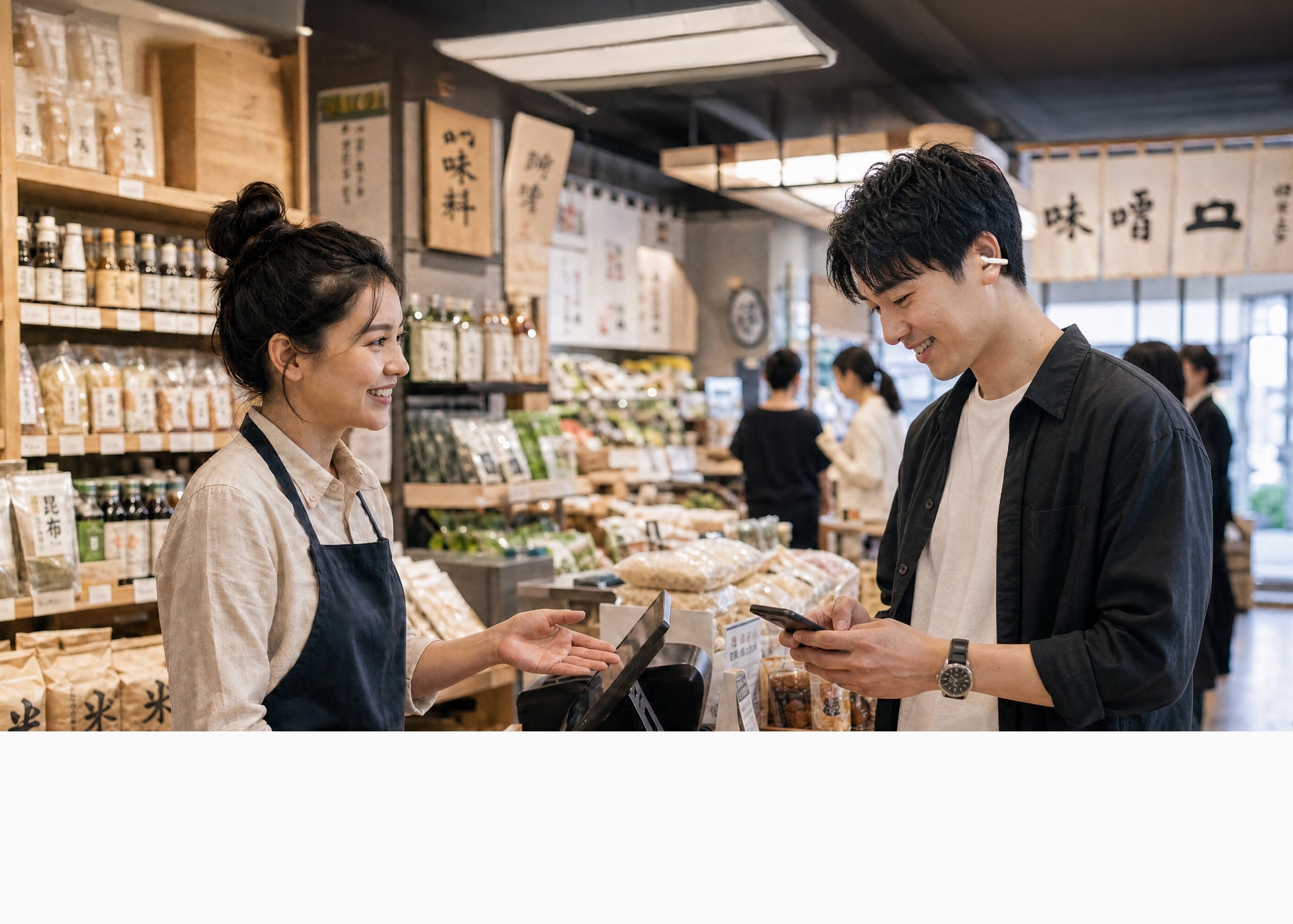 Cearvol集音器を使う男性が店舗で店員と会話する様子