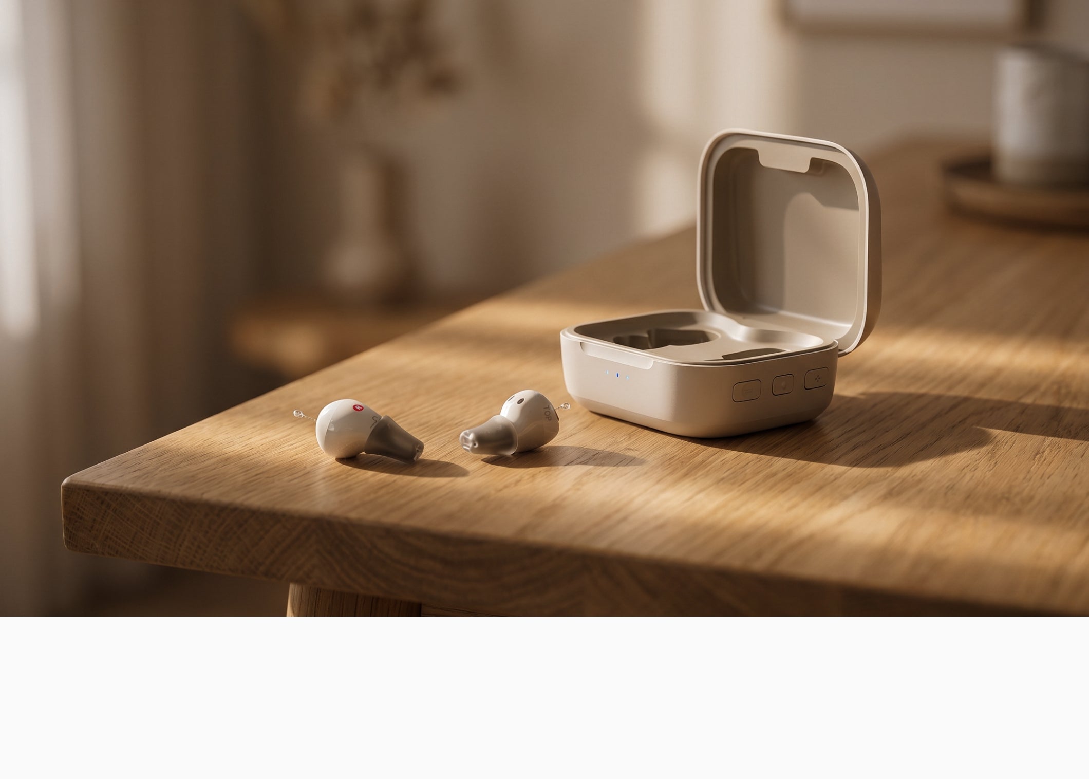 Cearvol（セアボル）スマート集音器と充電ケースを木製テーブルに置いた商品画像